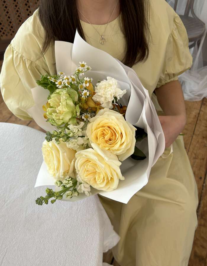 Пасхальный Букет из роз и маттиолы "Цветущая Надежда"