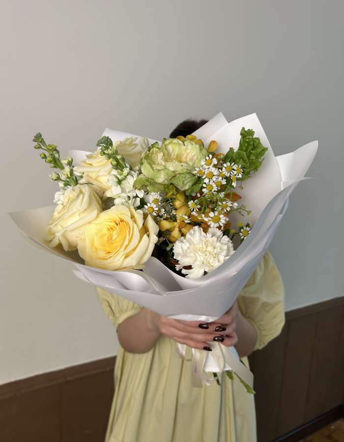 Пасхальный Букет из роз и маттиолы "Цветущая Надежда"