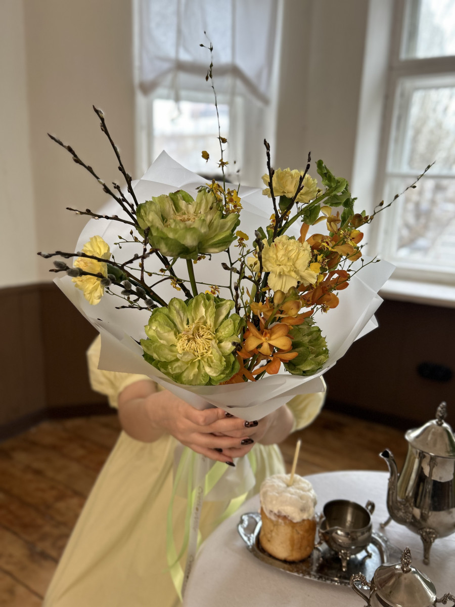 Пасхальный Букет из роз сорта Вегге и орхидей "Летний День"