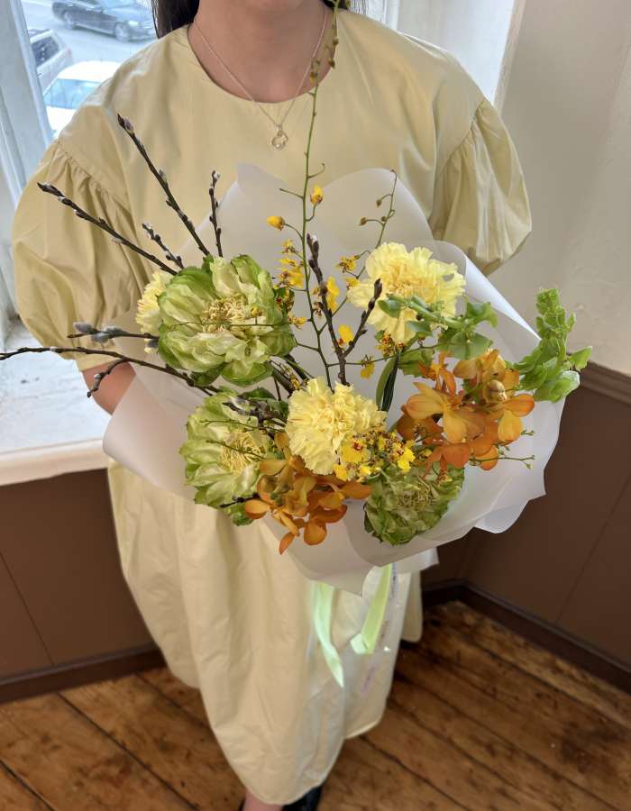 Пасхальный Букет из роз сорта Вегге и орхидей "Летний День"