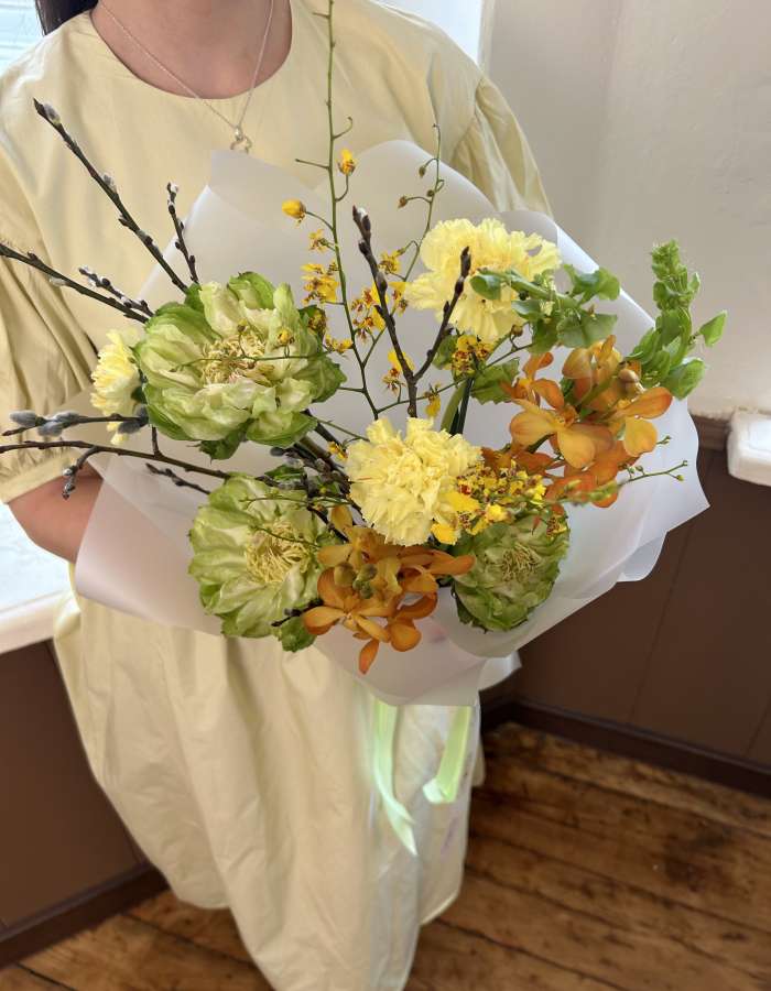 Пасхальный Букет из роз сорта Вегге и орхидей "Летний День"