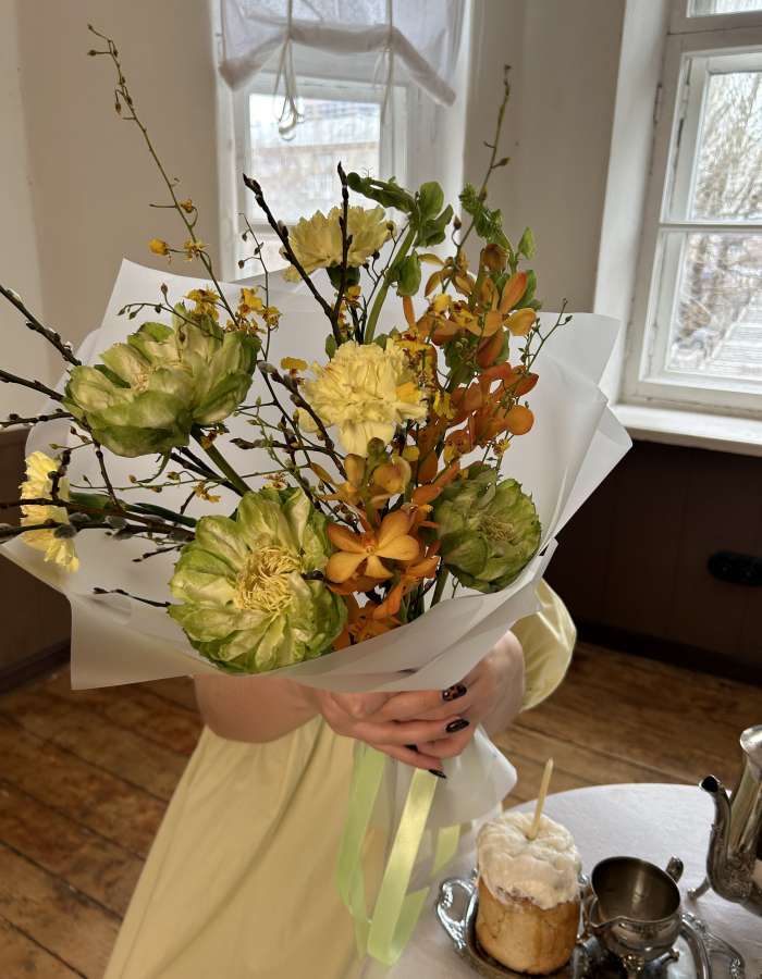 Пасхальный Букет из роз сорта Вегге и орхидей "Летний День"