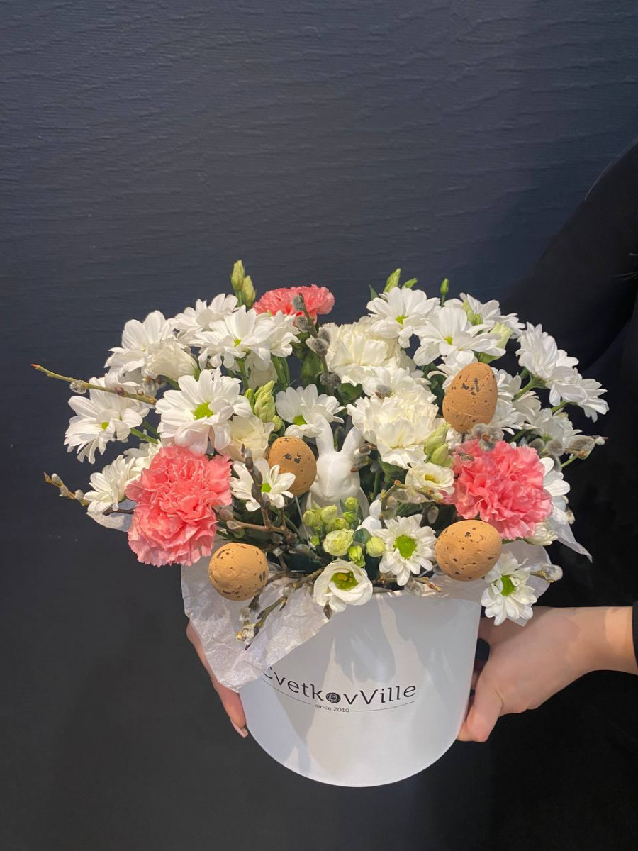 Пасхальная композиция из хризантем и диантусов "Утренняя роса"