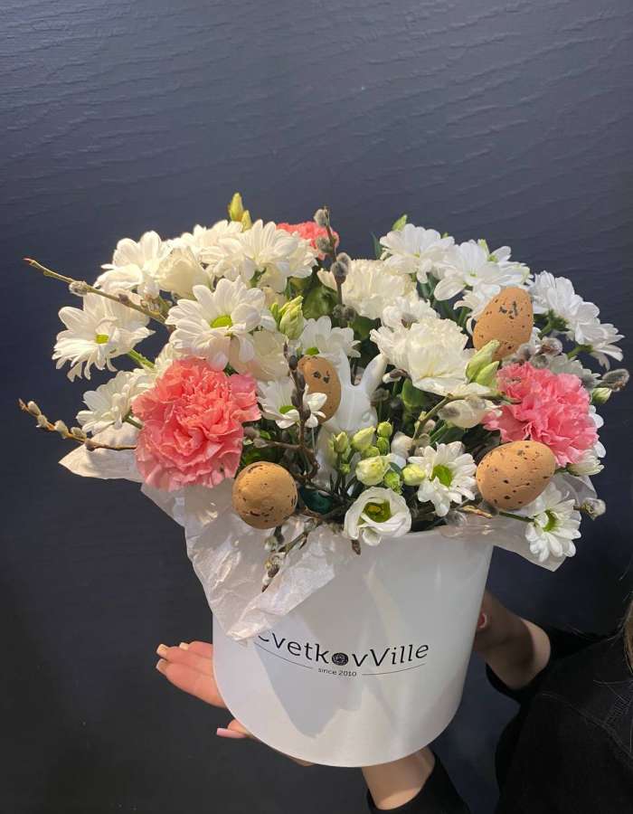 Пасхальная композиция из хризантем и диантусов "Утренняя роса"