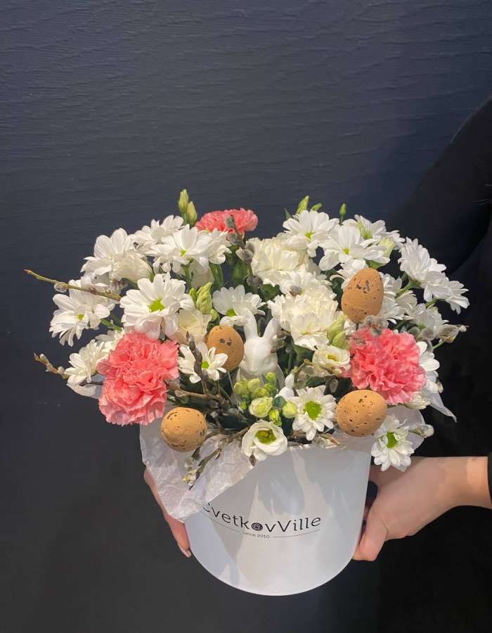 Пасхальная композиция из хризантем и диантусов "Утренняя роса"