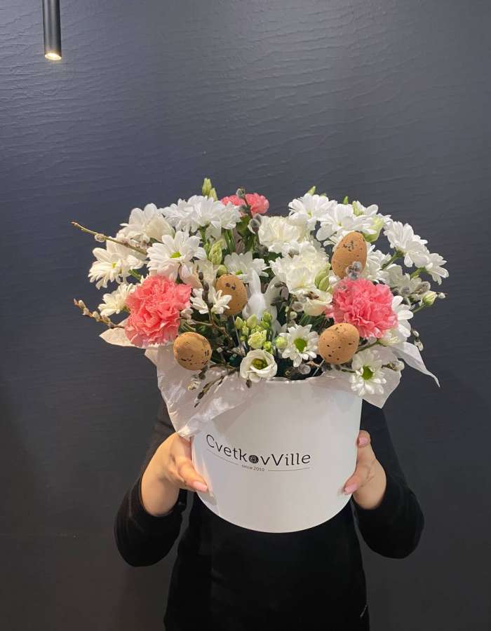 Пасхальная композиция из хризантем и диантусов "Утренняя роса"