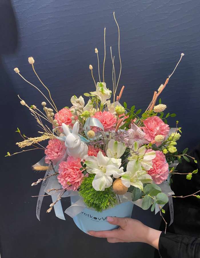 Пасхальная композиция из диантусов и сухоцветов "Светлая весна"