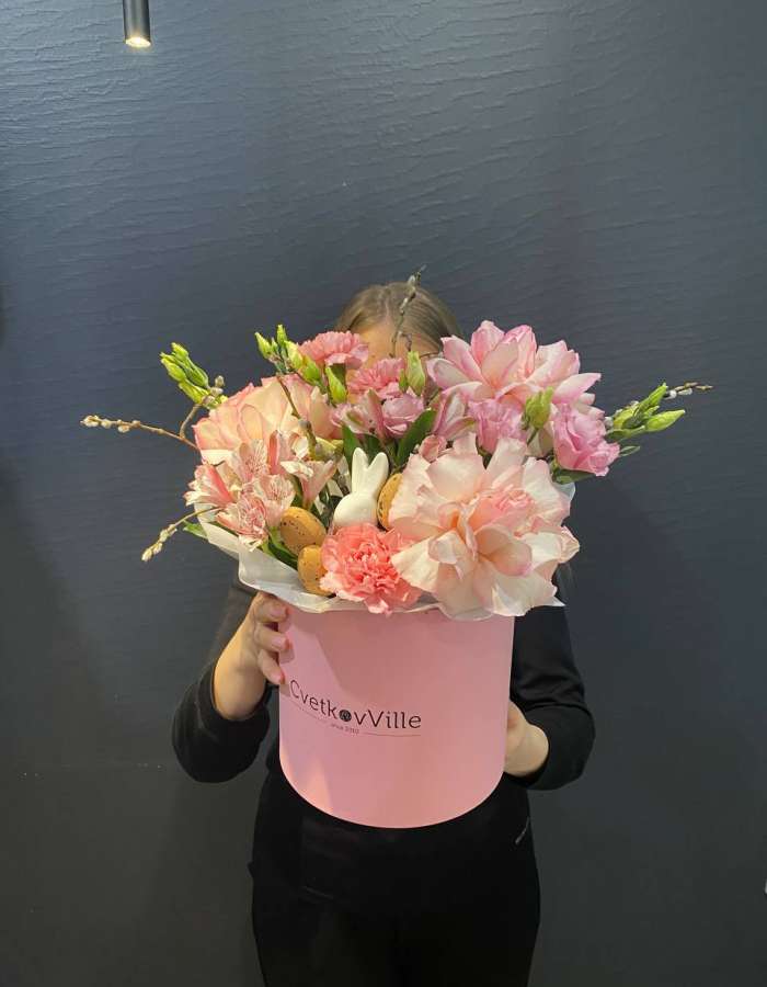 Пасхальная композиция из роз и диантусов "Ангельские крылья"