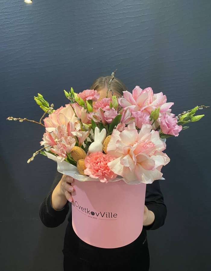 Пасхальная композиция из роз и диантусов "Ангельские крылья"