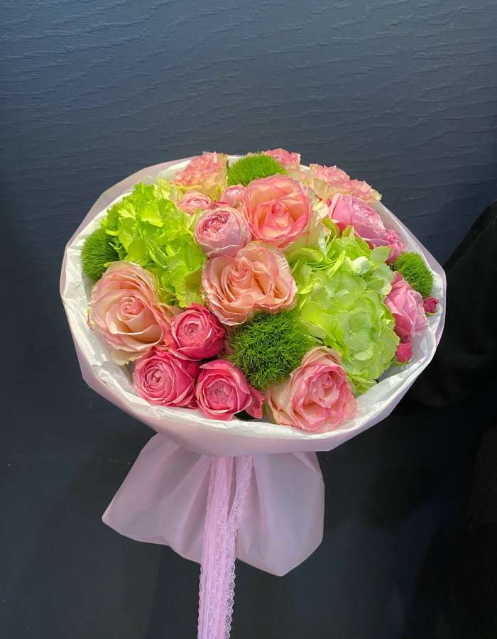 Букет из розовых роз и зеленых гортензий "Яркие грезы"