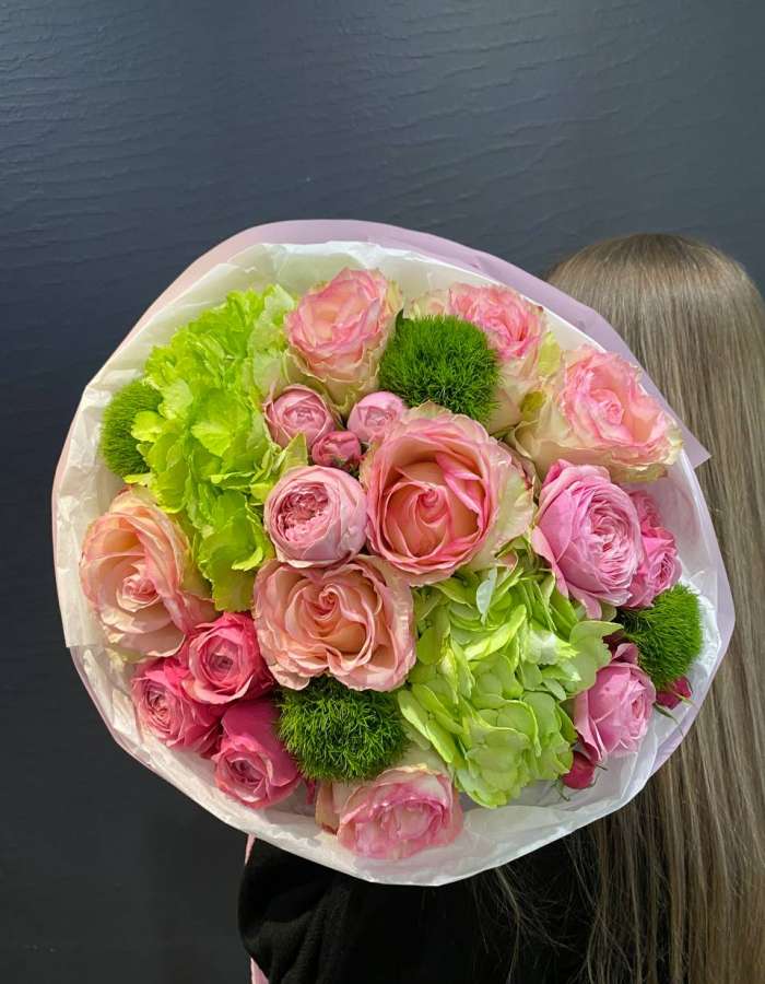 Букет из розовых роз и зеленых гортензий "Яркие грезы"