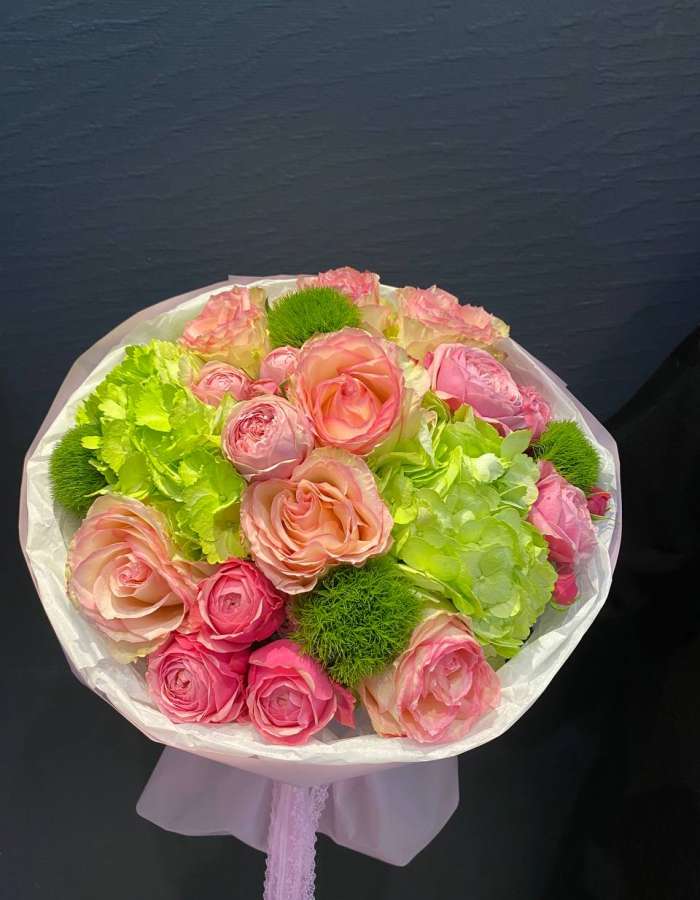 Букет из розовых роз и зеленых гортензий "Яркие грезы"