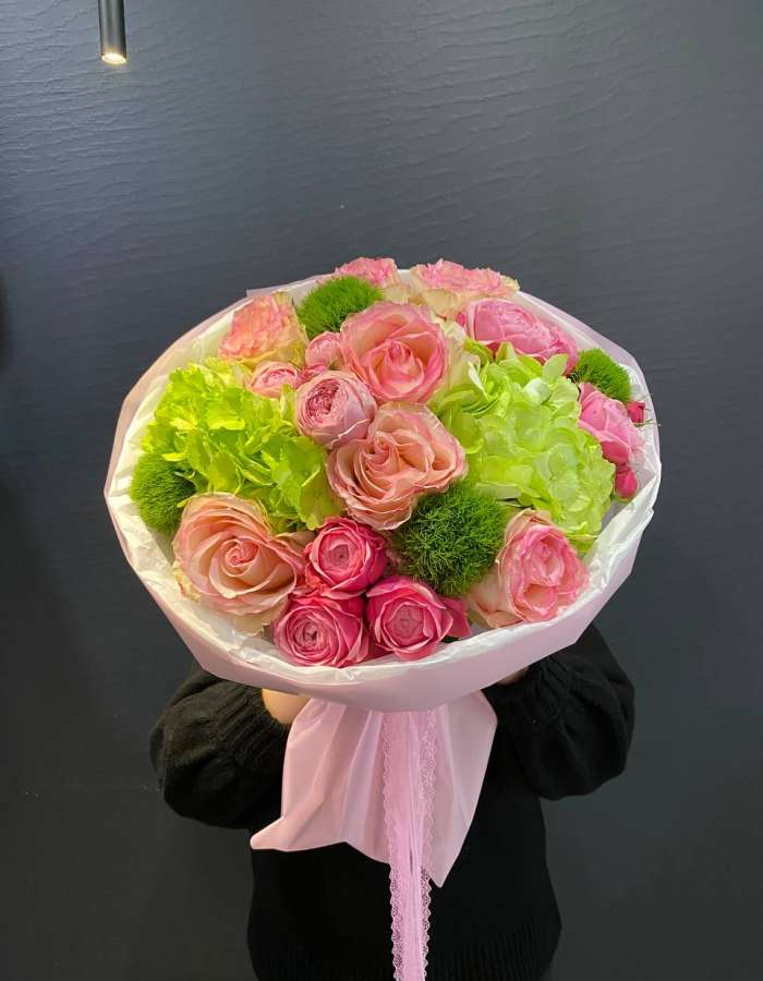 Букет из розовых роз и зеленых гортензий "Яркие грезы"