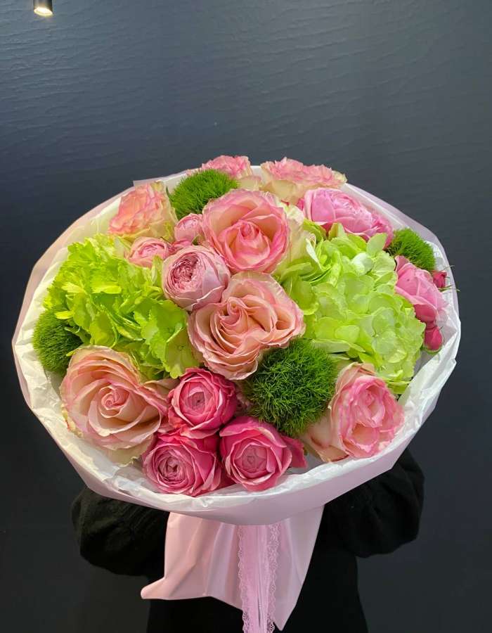 Букет из розовых роз и зеленых гортензий "Яркие грезы"