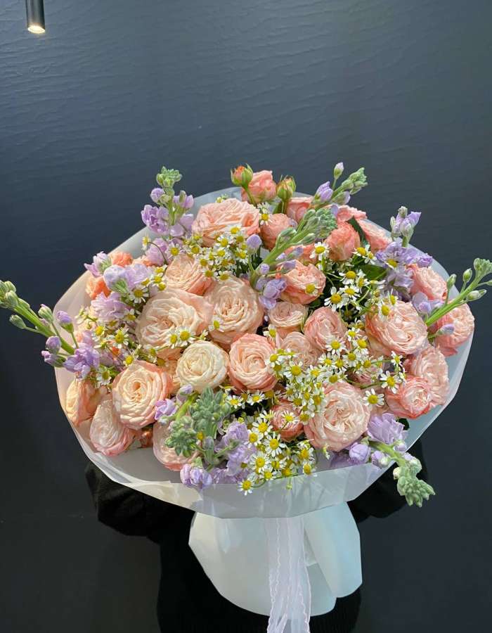 Букет из розовых кустовых роз и маттиолы "Пробуждение природы"