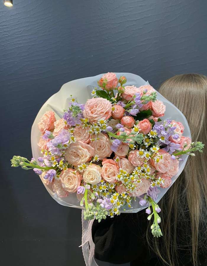 Букет из розовых кустовых роз и маттиолы "Пробуждение природы"