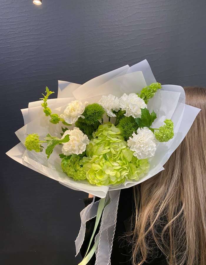 Букет из зеленых гортензий и диантусов "Волшебство Лета"