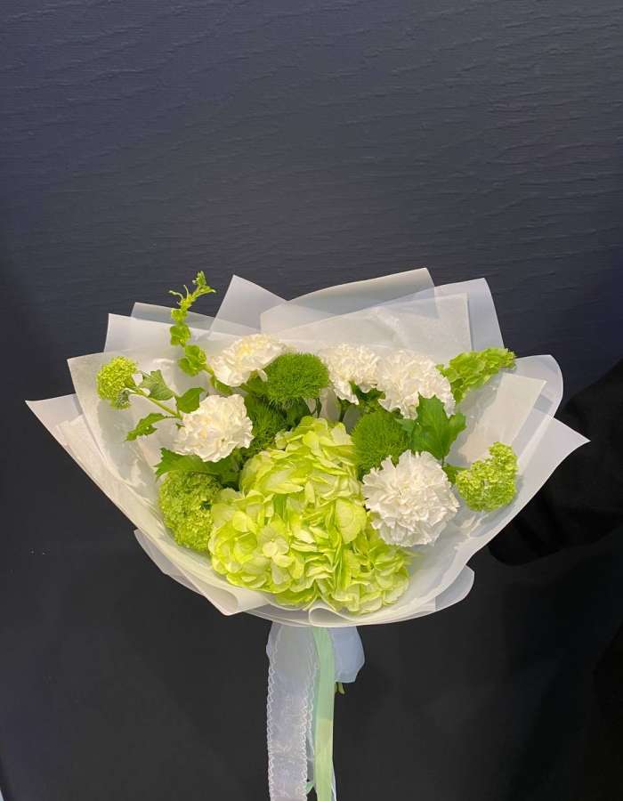 Букет из зеленых гортензий и диантусов "Волшебство Лета"