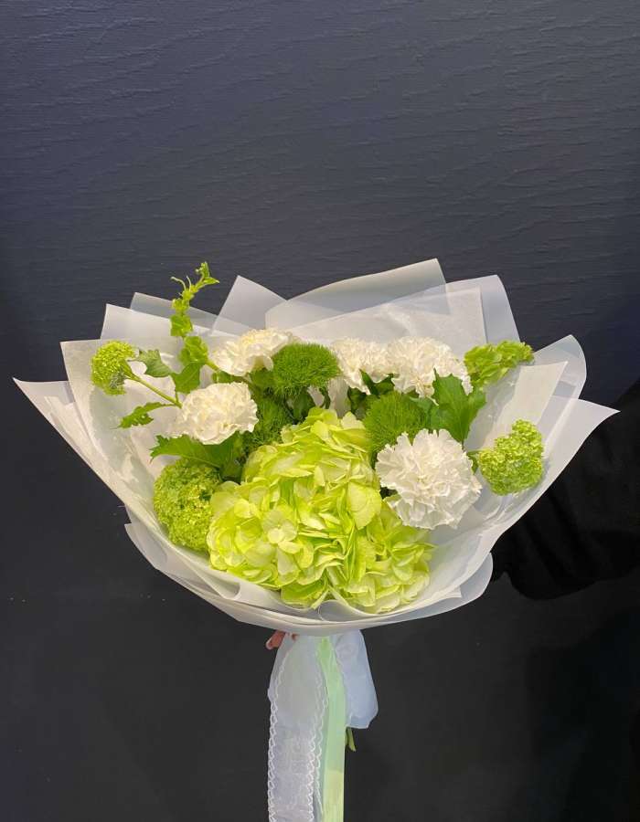 Букет из зеленых гортензий и диантусов "Волшебство Лета"