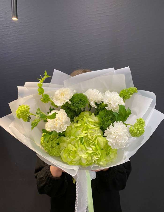 Букет из зеленых гортензий и диантусов "Волшебство Лета"