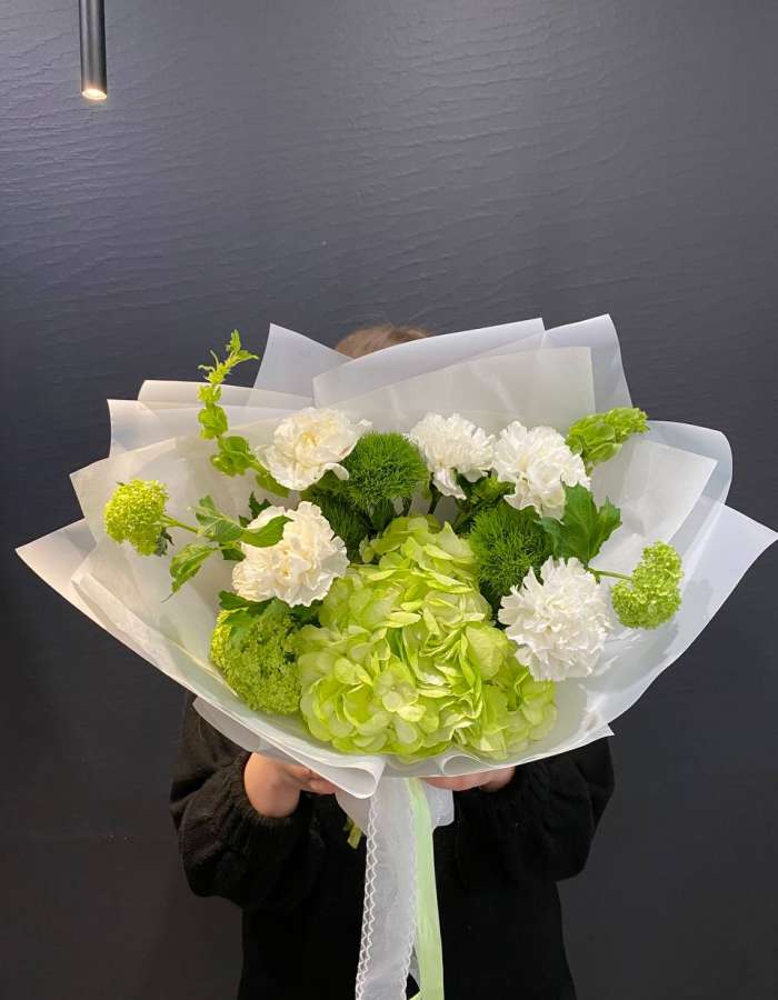 Букет из зеленых гортензий и диантусов "Волшебство Лета"