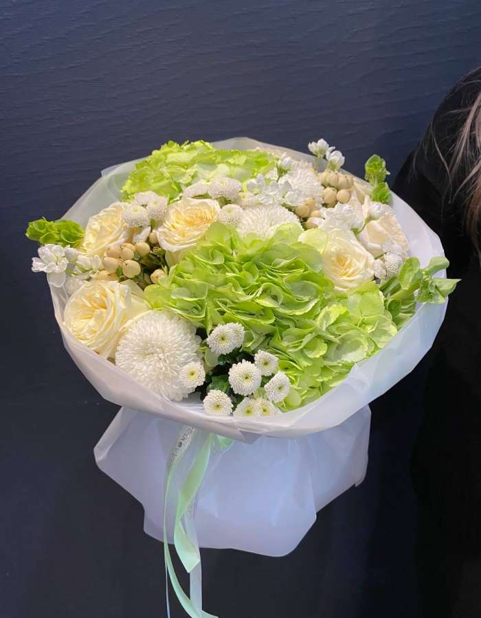Букет из зеленых гортензий и белых хризантем "Весенний Аромат"