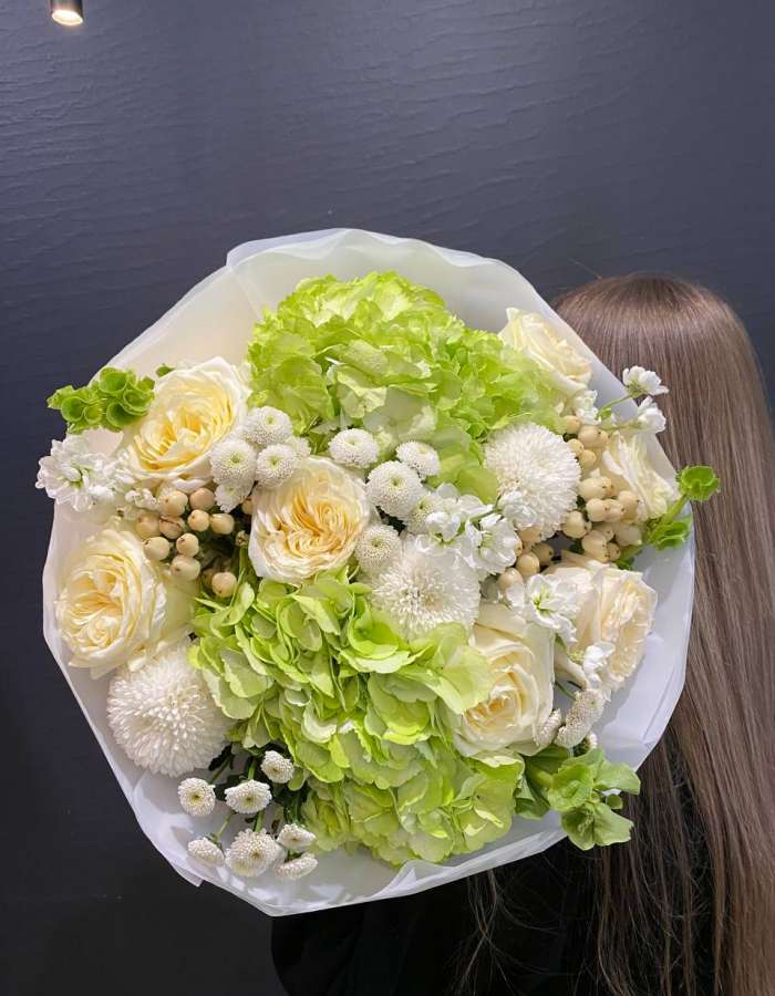 Букет из зеленых гортензий и белых хризантем "Весенний Аромат"