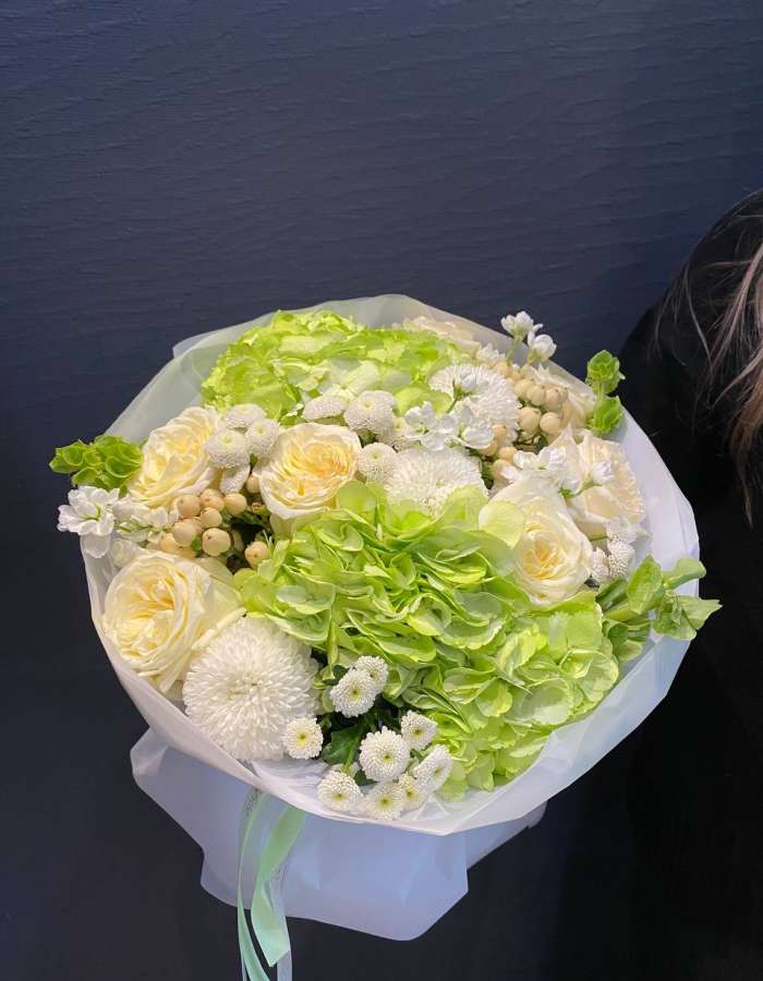 Букет из зеленых гортензий и белых хризантем "Весенний Аромат"