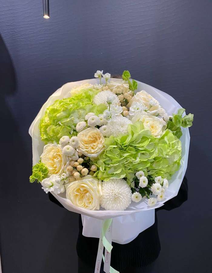Букет из зеленых гортензий и белых хризантем "Весенний Аромат"
