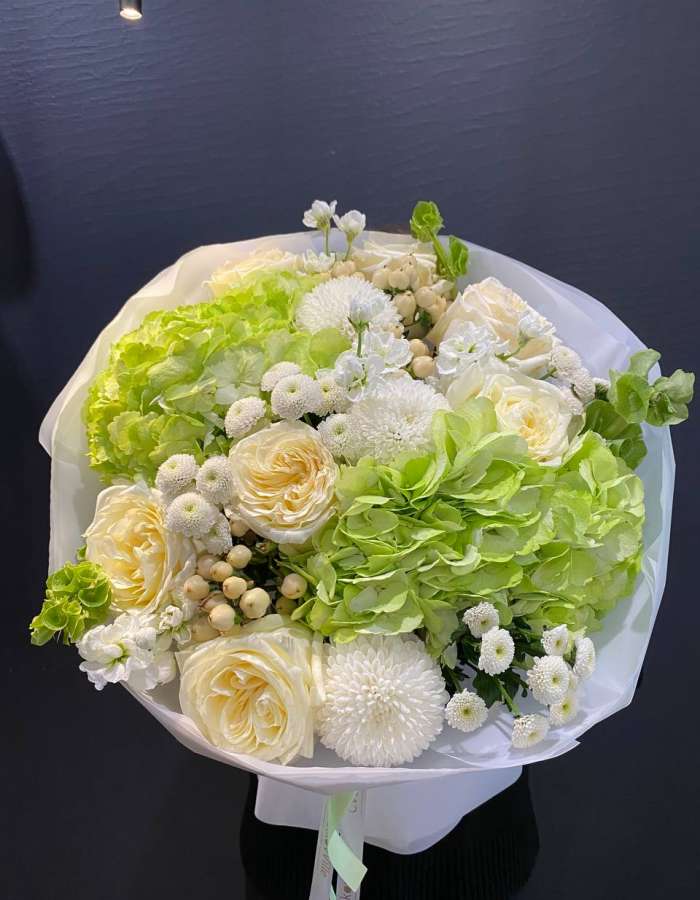 Букет из зеленых гортензий и белых хризантем "Весенний Аромат"