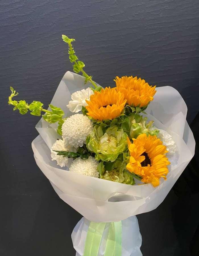 Букет из подсолнухов и роз сорта Вегги "Краски лета"